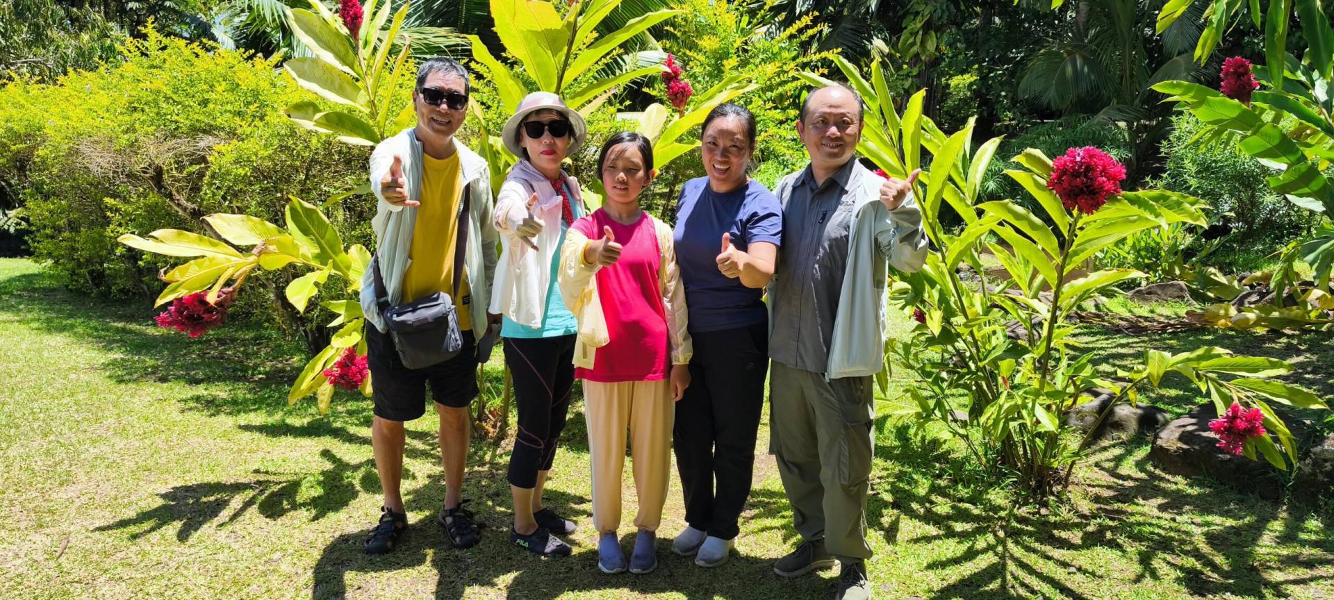 5 chinois de Shangai au jardin d'eau de Vaipahi pendant leur fabuleux TiTi's Tahiti Tour