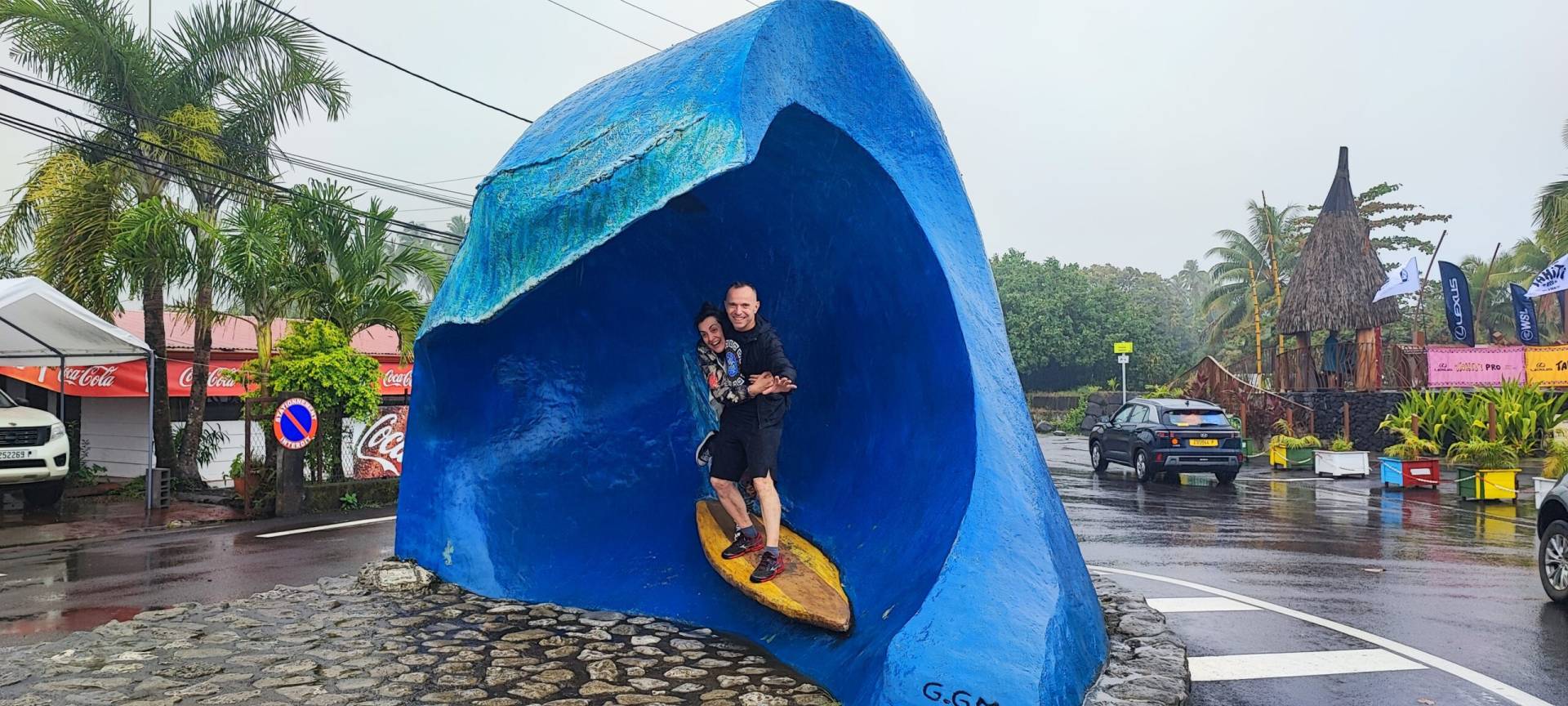 Séverine et Jean-François à Teahupoo pendant leur TiTi's Tahiti Tour