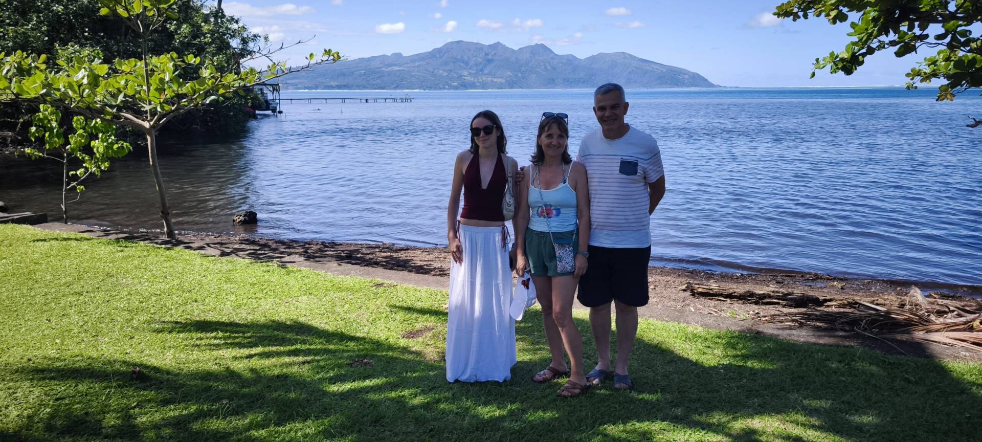 Manon, Cathy, dan Vincent di mata air Vaima selama Tur Tahiti TiTi mereka yang luar biasa.