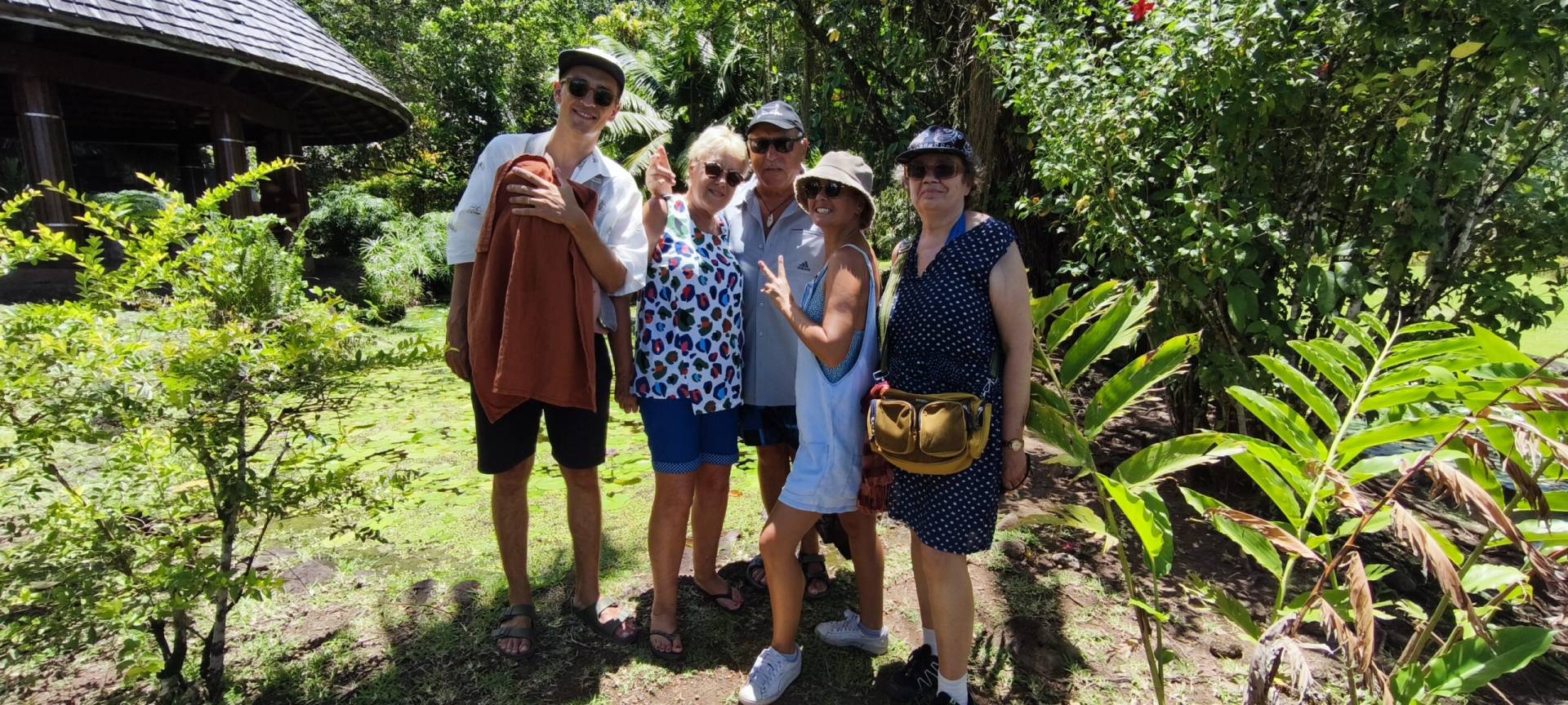 Jean, Sylvie, Jacques, Julie et Marie-Christine au jardin d'eau de Vaipahi pendant leur fabuleux TiTi's Tahiti Tour