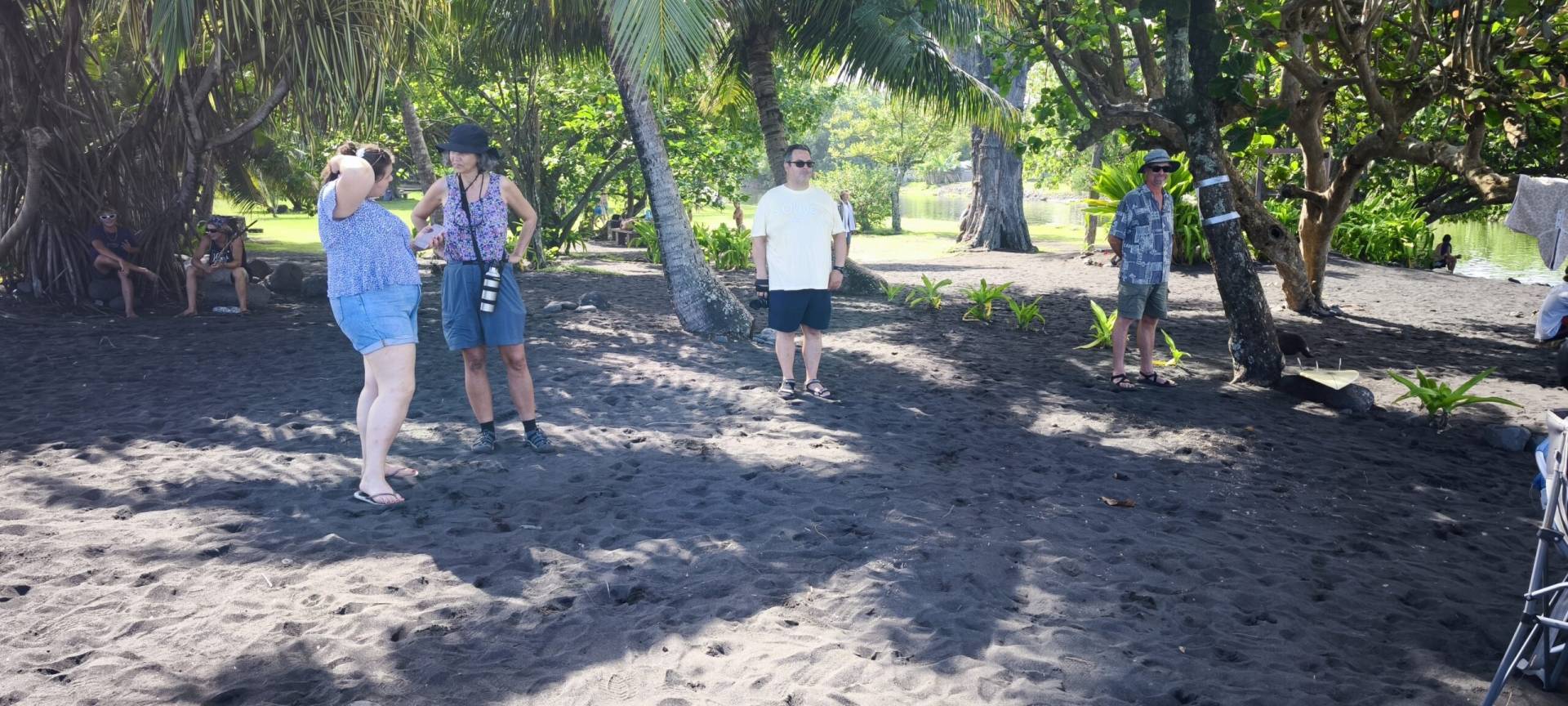 Elea, Kristina, Frank et George sur la plage Taharu'u pendant leur fabuleux TiTi's Tahiti Tour