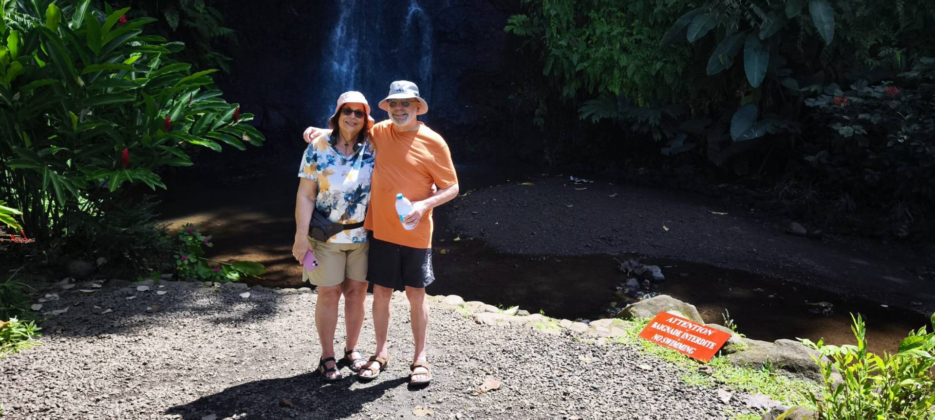 Ruth et Albert au jardin d'eau de Vaipahi pendant leur fabuleux TiTi's Tahiti Tour