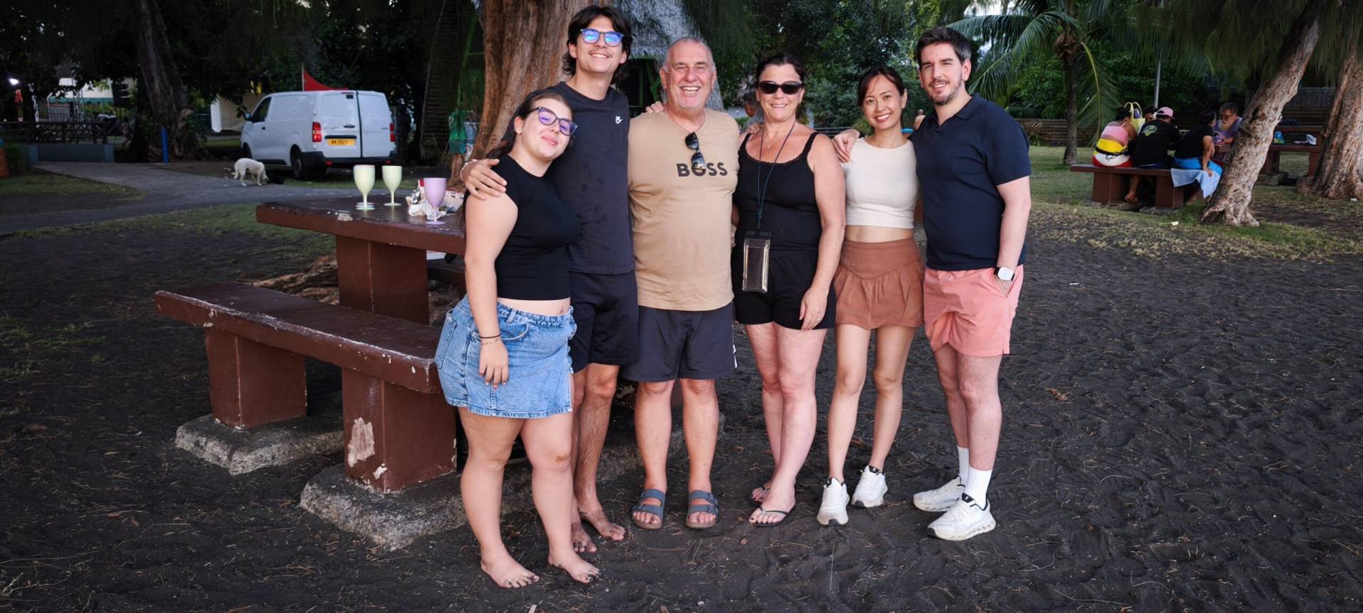 Jaina, Matéo, Éric, Sylvie, Lia, Sylvain et Aurélie a qui fait la photo à la pointe Vénus lors de leur fabuleux TiTi's Tahiti Tour privé