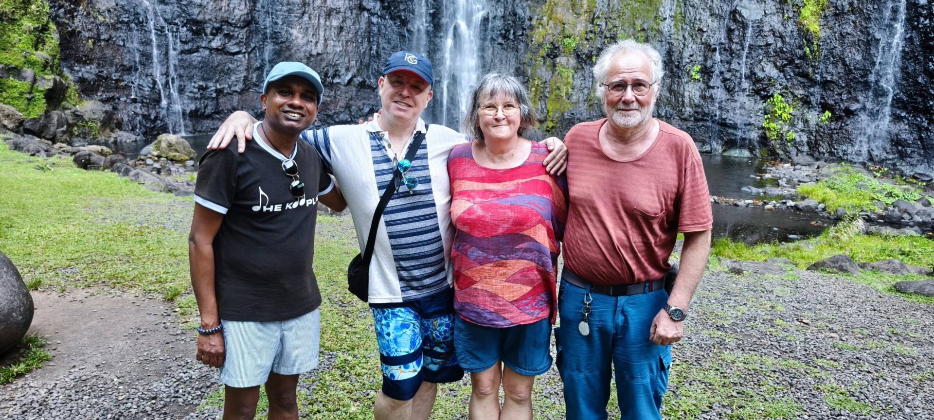 Oshan, Laurent, Laila, et René aux 3 cascades pendant leur fabuleux TiTi's Tahiti Tour