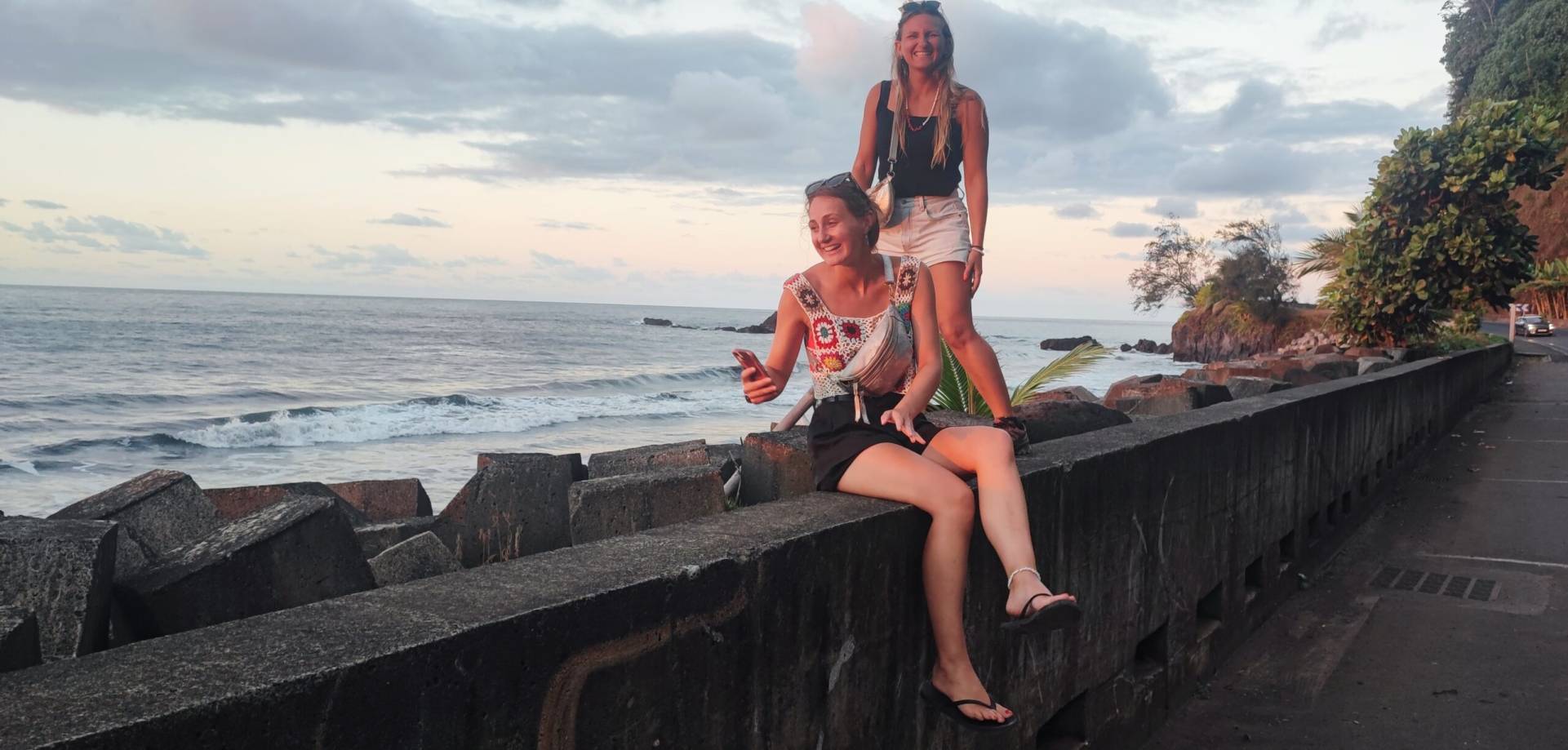 Audrey et Charlotte guettent le rayon vert au moment du sunset pendant leur fabuleux TiTi's Tahiti Tour