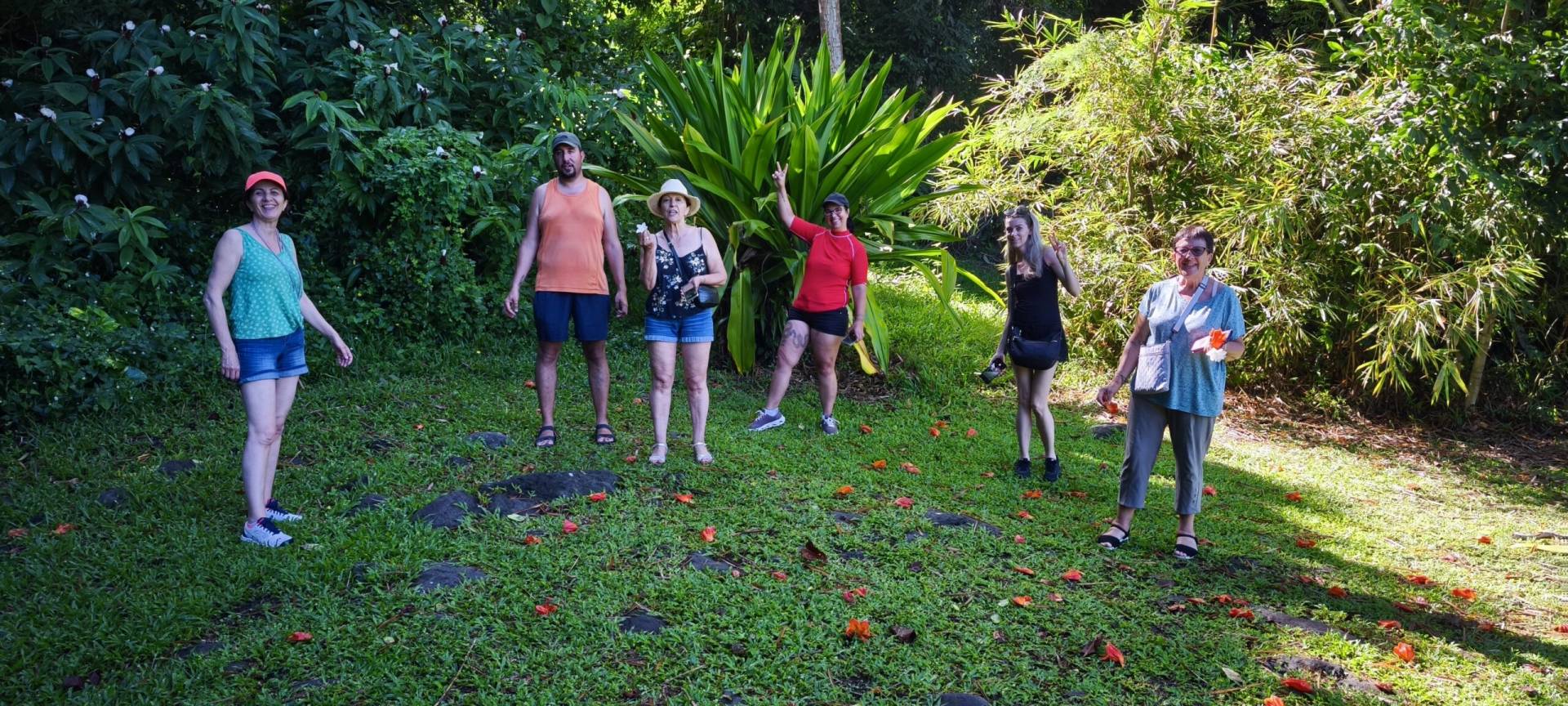 Dewi, Sarah, Jennifer, Sylviane, Martine et Isabelle au marae de Arahurahu pendant leur fabuleux TiTi's Tahiti Tour