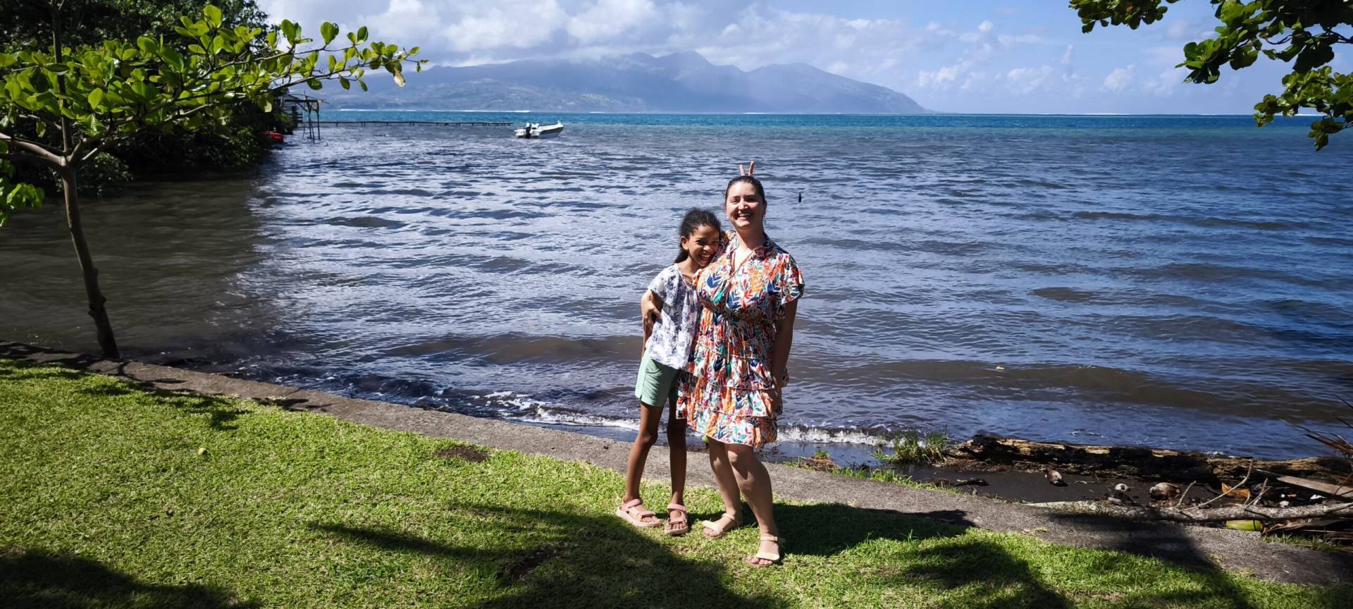 Lylia et sa maman Laura à la source Vaima pendant leur fabuleux TiTi's Tahiti Tour