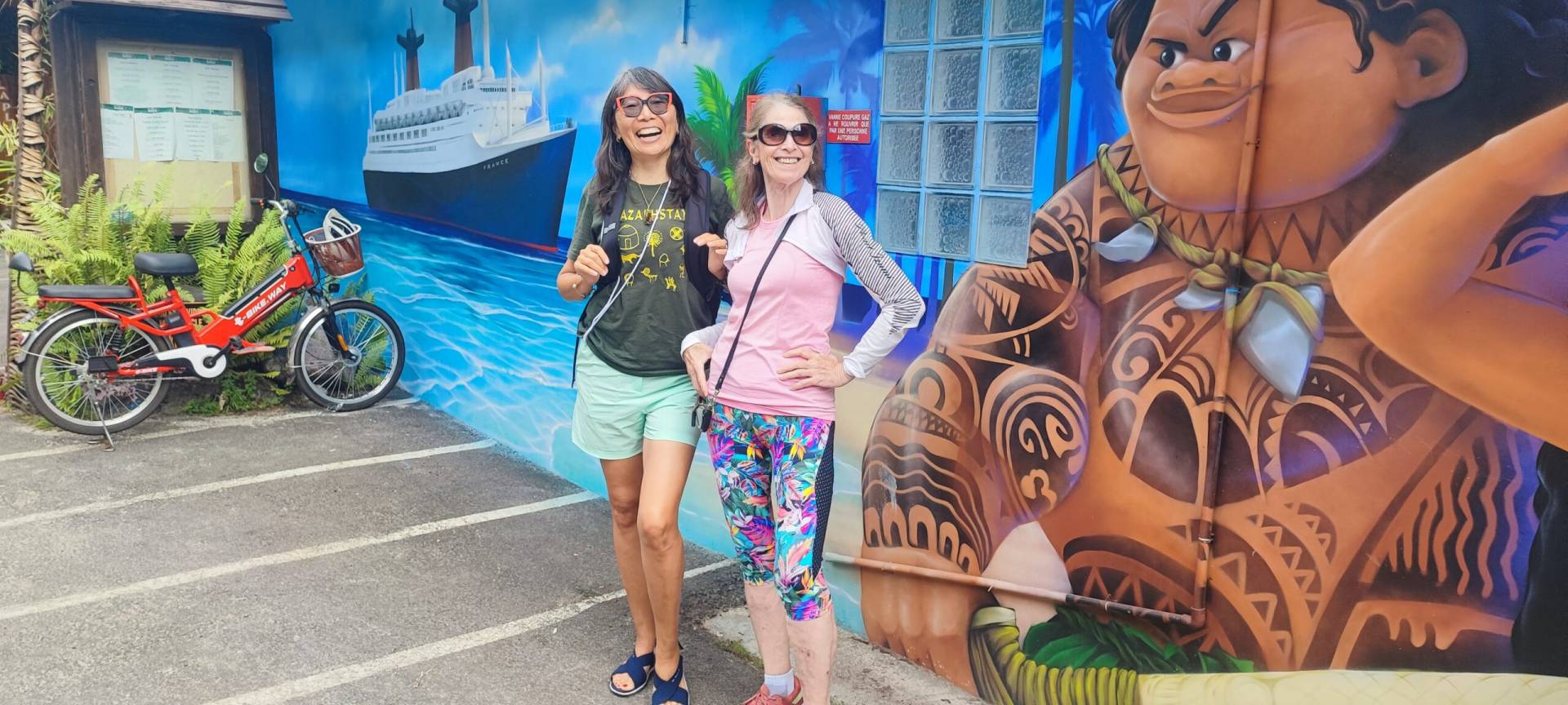 Joumagoule et Jessica ont apprécié leur repas au restaurant de la plage de Maui pendant leur TiTi' Tahiti Tour