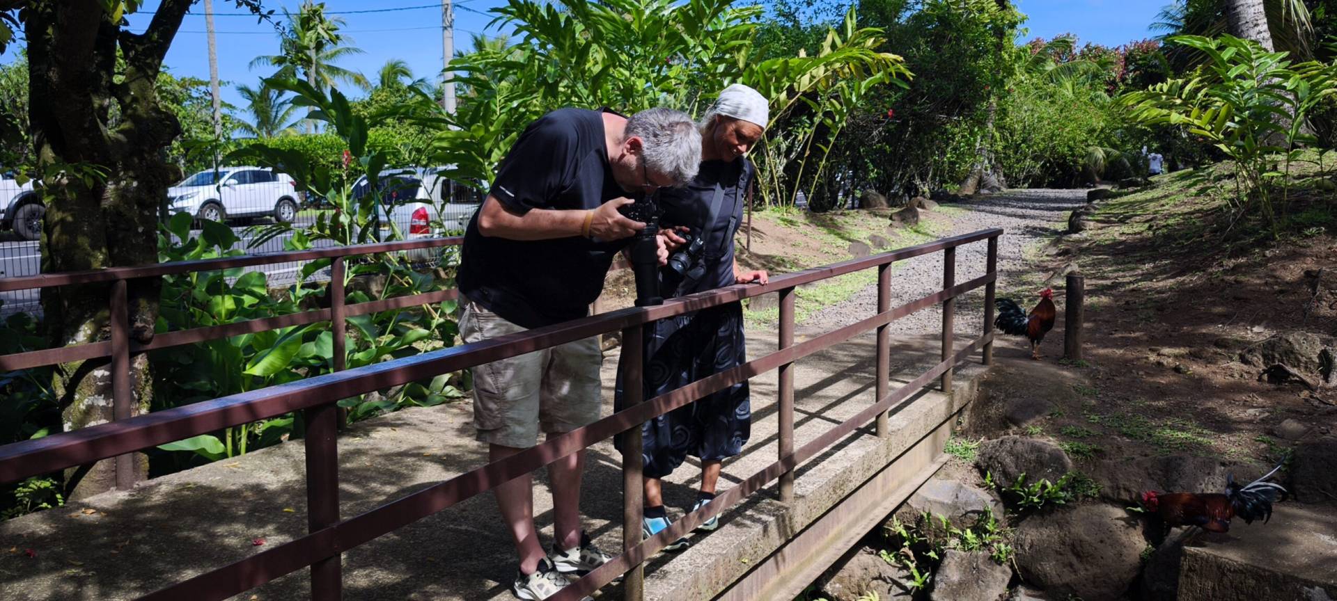 Annette dan Stephan di taman air Vaipahi selama Tur Tahiti TiTi mereka yang luar biasa.